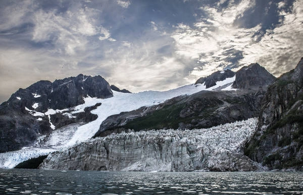 16. Kenai Fjords, Alaska: Công viên quốc gia Kenai Fjords nằm ở bờ phía bắc của vịnh Alaska được ví như là “thiên đường băng giá”, bởi được bao quanh bởi những sông băng và núi băng khổng lồ. Tuy nhiên, sự biến đổi khí hậu đã khiến băng tan một cách nhanh chóng, ảnh hưởng không nhỏ tới cuộc sống của các loài động vật hoang dã nơi đây. Ảnh: Tymaloney / Getty Images