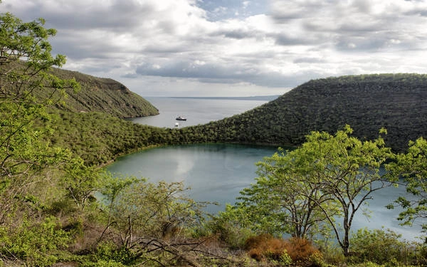  18. Galapagos, Ecuador: Với những cảnh quan núi lửa độc đáo, quần đảo Galapagos chắc chắn sẽ là điểm đến hoàn hảo cho những ai muốn tìm kiếm sự khác biệt. Ảnh: Bobbushphoto / Getty Images