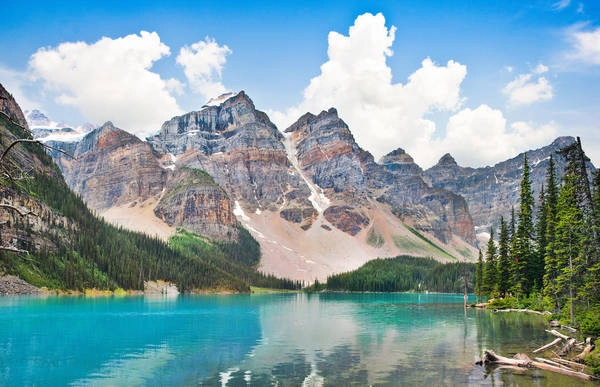 2. Banff, Canada: Công viên quốc gia Banff của Canada, với những hồ nước xanh biếc, những dãy núi cao và những vùng băng trải rộng, Banff được xem là một trong những địa hình địa lý đặc sắc nhất của khu vực Bắc Mỹ. Ảnh: Bluejayphoto / Getty Images