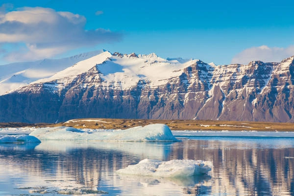 6. Vatnajökull, Iceland: Vatnajökull là một địa điểm hoàn hảo để đi bộ trên sông băng với vẻ đẹp hùng vĩ đến mức nghẹt thở. Chiếm một phần lớn diện tích cả đất nước, Vatnajökull là tảng băng lớn nhất Iceland. Du khách có thể đi bộ thưởng thức cảnh quan, cắm trại và khám phá những hang băng ấn tượng ở Vatnajökull. Ảnh: Pranodhm / Getty Images