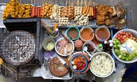 4. Thay vì cố gắng ăn nhín nhịn thèm, chọn đồ rẻ tiền mà ăn trong chuyến du lịch thì tại sao không làm điều đó ở nhà để tiết kiệm tiền nhỉ? Đi du lịch là để trải nghiệm một nền ẩm thực mới đầy thú vị kia mà! (Ảnh minh họa - Nguồn: Internet)