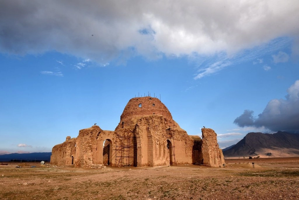 Khu khảo cổ Sasanian của vùng Fars, Iran Chuỗi 8 di chỉ khảo cổ tập trung ở ba thành phố cổ Bishabpur, Firouzabad và Sarvestan nằm ở phía đông nam tỉnh Fars. Đây là minh chứng cho thời kỳ rực rỡ của triều đại Sassanid ở vương quốc Ba Tư cổ.