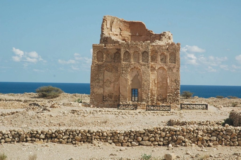 Thành phố cổ Qalhat, Oman Nằm ở bờ biển phía đông Oman, Qalhat từng đóng vai trò là bến cảng chính ở bờ biển phía đông Ả Rập từ thế kỷ 11 đến 15, minh chứng cho sự giao thương giữa các vùng Ả Rập, Đông Phi, Ấn Độ, Trung Quốc và Đông Nam Á.