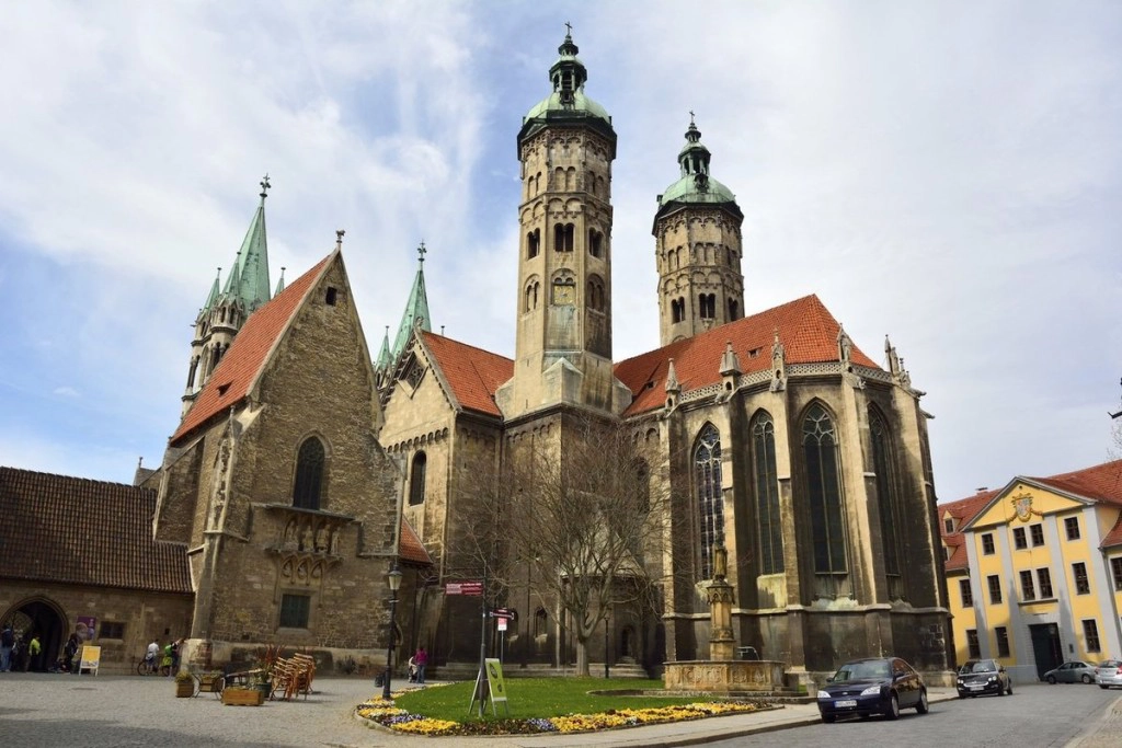 Nhà thờ Naumburg, Đức Khi được công nhận là Di sản thiên nhiên, nhà thờ này được UNESCO miêu tả là một "tuyệt tác nghệ thuật thời trung cổ về kiến trúc" với cả phong cách Roman và Gothic. Một số phần của nhà thờ được xây dựng từ thế kỷ 13.