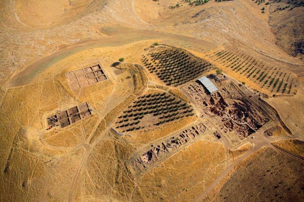 Khu đền Göbekli Tepe, Thổ Nhĩ Kỳ Nằm trong dãy núi Germus ở đông nam Anatolia, khu đền cổ bằng đá cự thạch đồ sộ được dựng bởi các nhóm săn bắn hái lượm thời kỳ đồ đá mới, giữa 9.600 và 8.200 trước công nguyên.