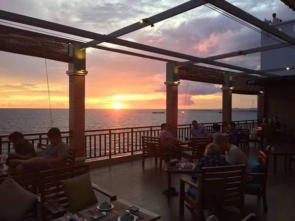 Nhà hàng Xin Chào có view nhìn ra biển khá đẹp.