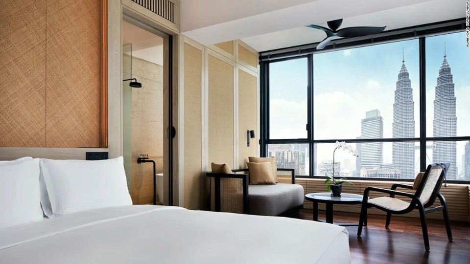 12. RuMa Hotel & Residences, Kuala Lumpur, Malaysia: RuMa Hotel & Residences là khách sạn hoàn toàn mới ở thủ đô Kuala Lumpur, Malaysia, nằm ngay gần tòa tháp đôi Petronas. Khách sạn cung cấp 253 phòng nghỉ với nội thất thủ công địa phương, cùng với bể bơi vô cực và hiên tắm nắng để khai thác triệt để thời tiết nhiệt đới của thành phố.