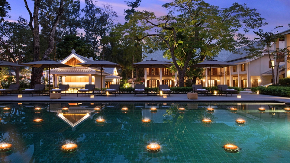 13. Avani Luang Prabang, Lào: Nằm tại Luang Prabang, một thị trấn xinh đẹp ở phía bắc Lào, Avani cung cấp 53 phòng nghỉ sang trọng nằm ngay trung tâm thị trấn, bên cạnh Cung điện hoàng gia, sát với dòng sông Mekong. Khách sạn mang kiến trúc Pháp cổ được thể hiện rõ nét qua các cửa bằng gỗ và ban công của phòng, nhìn ra hồ bơi riêng hoặc sân trong phòng của bạn.