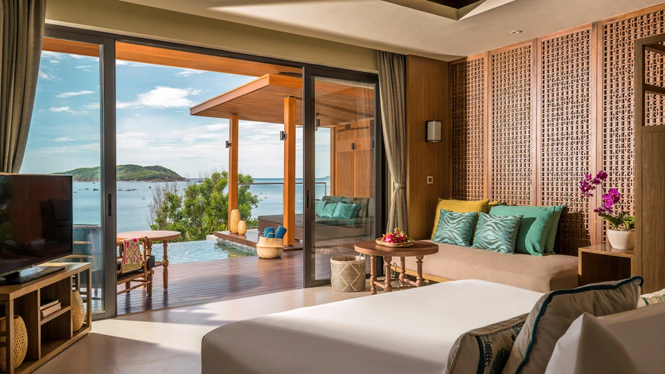 3. Anantara Quy Nhon Villas, Việt Nam: Quy Nhơn là một thành phố mới nổi trên bản đồ du lịch của Việt Nam, với những bãi biển hoang sơ và nhiều đền chùa cổ kính. Anantara Quy Nhon Villas có 26 biệt thự hướng biển, đặt trong một khu vực rộng 7 ha với những khu vườn nhiệt đới tươi tốt. Dịch vụ quản gia tại phòng, bể bơi và hầm rượu cá nhân là những điểm nhấn đặc biệt hấp dẫn mọi du khách tới đây.