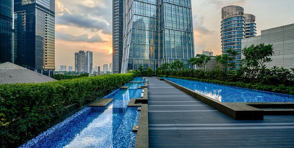 9. Alila SCBD Jakarta, Indonesia: Alila SCBD là một khách sạn mới đẳng cấp nằm ở khu trung tâm khu tài chính của Jakarta, nơi có nhiều lựa chọn mua sắm, ăn uống và giải trí. Khách sạn có 227 phòng với nội thất hiện đại, với những nhà hàng sang trọng của các thương hiệu nổi tiếng, trong đó có cả các quán bar và hộp đêm sôi động.