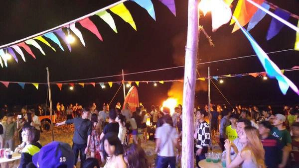 Không khi sôi động vào buổi tối. Ảnh: FB Cocobeachcamp Không khi sôi động vào buổi tối. Ảnh: FB Cocobeachcamp
