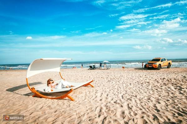 Những chiếc võng hay ghế lười được bày khắp nơi trên bãi biển để bạn tha hồ chụp ảnh và tận hưởng gió trời. Ảnh: kenh 14 Những chiếc võng hay ghế lười được bày khắp nơi trên bãi biển để bạn tha hồ chụp ảnh và tận hưởng gió trời.