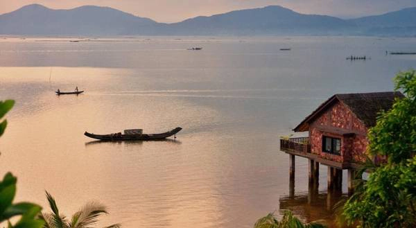 Vẻ đẹp của rừng cây, sông núi, công trình kiến trúc hòa kiện với nhau tạo nên sự nên thơ, lãng mạng, đẹp đẽ đến muốn nghẹt thở. Nhất là lúc bình minh và hoàng hôn. Ảnh: iVIVU.com Vẻ đẹp của rừng cây, sông núi, công trình kiến trúc hòa kiện với nhau tạo nên sự nên thơ, lãng mạng, đẹp đẽ đến muốn nghẹt thở. Nhất là lúc bình minh và hoàng hôn. Ảnh: iVIVU.com