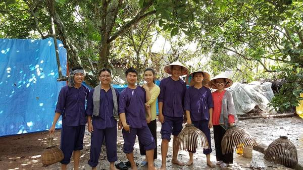  Trở thành như cô cậu Miền Tây dân dã với bộ đồ bà ba, khăn rằn trông khá thú vị. Ảnh: Thành Trần Minh