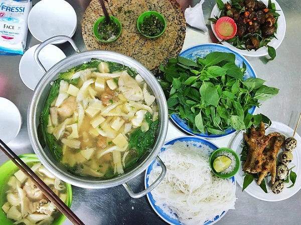 2-quan-lau-ga-la-e-da-lat-dong-khach-den-muc-chi-cham-chan-dat-ban-la-phai-dung-cho-ca-buoi-moi-duoc-an-ivivu-1