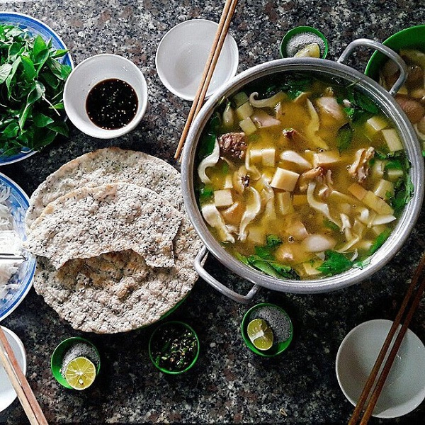 2-quan-lau-ga-la-e-da-lat-dong-khach-den-muc-chi-cham-chan-dat-ban-la-phai-dung-cho-ca-buoi-moi-duoc-an-ivivu-5