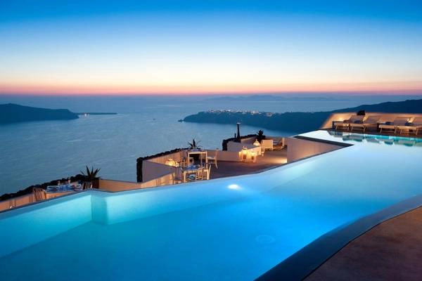 1. Đến với khách sạn The Grace Santorini, Hy Lạp bạn sẽ được chào đón bằng một bữa tối lung linh dưới ánh hoàng hôn với một bên là biển, một bên là bể bơi sang chảnh. 1. Đến với khách sạn The Grace Santorini, Hy Lạp bạn sẽ được chào đón bằng một bữa tối lung linh dưới ánh hoàng hôn với một bên là biển, một bên là bể bơi sang chảnh.
