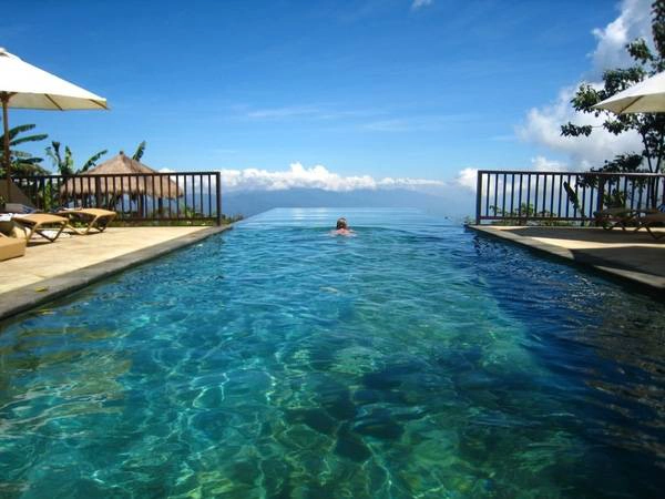 9. Bể bơi tại The Munduk Moding Plantation Hotel tựa như một con đường thần tiên dẫn tới chân trời. 9. Bể bơi tại The Munduk Moding Plantation Hotel tựa như một con đường thần tiên dẫn tới chân trời.