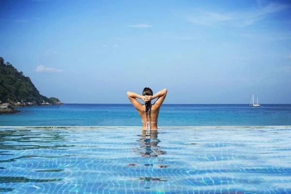 18. Những du khách có sở thích bơi đêm sẽ choáng ngợp bởi quang cảnh lung linh khi đến với The Sha Wellness Clinic Hotel and Spa, Tây Ban Nha. 18. Những du khách có sở thích bơi đêm sẽ choáng ngợp bởi quang cảnh lung linh khi đến với The Sha Wellness Clinic Hotel and Spa, Tây Ban Nha.
