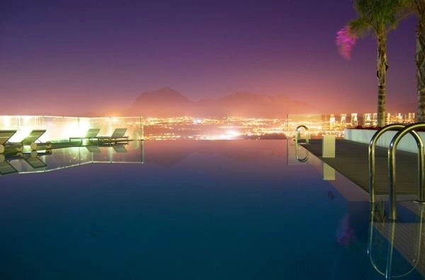 19. Một sự kết hợp hài hoà của bể bơi, biển xanh và núi cao khác đến từ The Jade Mountain Resort Hotel, Saint Lucia. 19. Một sự kết hợp hài hoà của bể bơi, biển xanh và núi cao khác đến từ The Jade Mountain Resort Hotel, Saint Lucia.