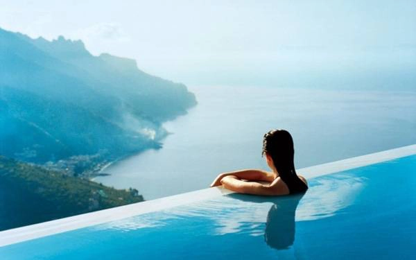 3. Có lẽ nơi ngắm cảnh tuyệt vời nhất tại khách sạn The Caruso, Italy chính là bể bơi hướng ra núi. 3. Có lẽ nơi ngắm cảnh tuyệt vời nhất tại khách sạn The Caruso, Italy chính là bể bơi hướng ra núi.