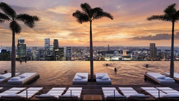 5. Nhắc đến những bể bơi sang trọng thì không thể bỏ qua The Marina Bay Sands Hotel, Singapore rồi. 5. Nhắc đến những bể bơi sang trọng thì không thể bỏ qua The Marina Bay Sands Hotel, Singapore rồi.