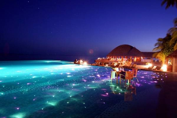 6. Nếu có cơ hội đến thăm thiên đường mặt đất Maldives thì đừng bỏ qua bữa tối kỳ diệu trên mặt nước tại The Huvafen Fushi Resort nhé. 6. Nếu có cơ hội đến thăm thiên đường mặt đất Maldives thì đừng bỏ qua bữa tối kỳ diệu trên mặt nước tại The Huvafen Fushi Resort nhé.