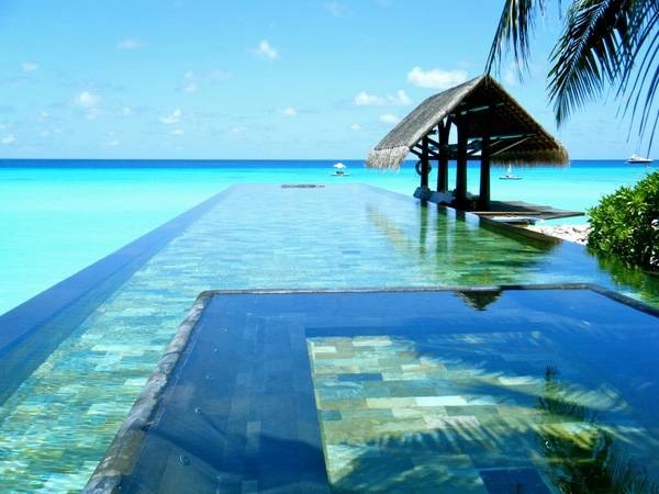 7. Tại bể bơi khách sạn The Reethi Rah, cảm tưởng như chỉ một bước chân nhỏ nữa là du khách có thể gặp làn nước biển trong vắt luôn vậy. 7. Tại bể bơi khách sạn The Reethi Rah, cảm tưởng như chỉ một bước chân nhỏ nữa là du khách có thể gặp làn nước biển trong vắt luôn vậy.