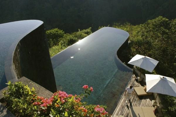 8. Bể bơi hai tầng tại The Ubud Hanging Gardens Hotel, Bali gây ấn tượng nhờ rừng cây xanh rộng lớn bao quanh. 8. Bể bơi hai tầng tại The Ubud Hanging Gardens Hotel, Bali gây ấn tượng nhờ rừng cây xanh rộng lớn bao quanh.