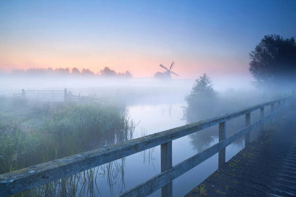 Vùng đất Groningen ở phía Bắc của Hà Lan với các đầm lầy bị nước biển xâm lấn và những chiếc cối xay gió nổi tiếng.