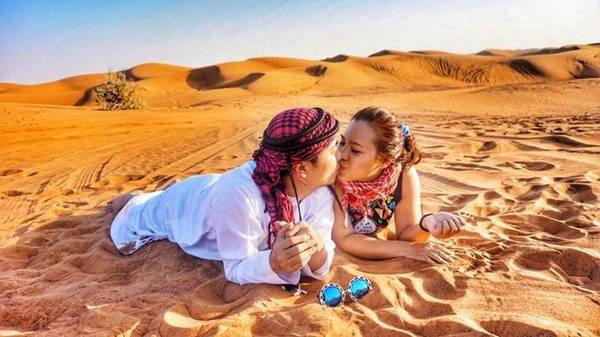 Thanh Nhân chia sẻ, hai người vốn rất bận rộn với công việc, phải khó khăn lắm mới dành được thời gian để đi chung cùng nhau và đặc biệt là khám phá vùng đất mới lạ. Wang Trần và Thanh Nhân khám phá sa mạc ở Dubai (UAE). Thanh Nhân chia sẻ, hai người vốn rất bận rộn với công việc, phải khó khăn lắm mới dành được thời gian để đi chung cùng nhau và đặc biệt là khám phá vùng đất mới lạ. Wang Trần và Thanh Nhân khám phá sa mạc ở Dubai (UAE).