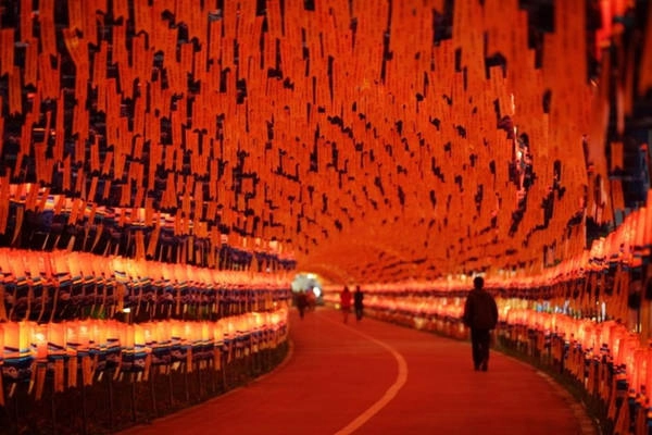 10. Lễ hội đèn lồng Jinju: Tháng 10 hàng năm, Jinju (tỉnh Gyeongnam) biến thành thành phố của ánh sáng khi hàng nghìn chiếc đèn lồng trôi dọc sông Namgan. Lễ hội đèn lồng lớn nhất Hàn Quốc được coi là dịp để tưởng niệm những người đã thiệt mạng trong cuộc chiến tranh Hàn Quốc - Nhật Bản trước đây. Ảnh: Blogspot. 10. Lễ hội đèn lồng Jinju: Tháng 10 hàng năm, Jinju (tỉnh Gyeongnam) biến thành thành phố của ánh sáng khi hàng nghìn chiếc đèn lồng trôi dọc sông Namgan. Lễ hội đèn lồng lớn nhất Hàn Quốc được coi là dịp để tưởng niệm những người đã thiệt mạng trong cuộc chiến tranh Hàn Quốc - Nhật Bản trước đây. Ảnh: Blogspot.