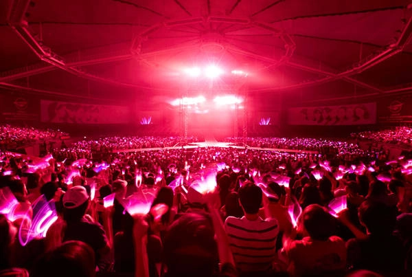 12. Xem một concert Kpop: Kpop là một yếu tố nổi bật không thể bỏ qua khi nhắc đến văn hóa Hàn. Nhạc pop Hàn là sự pha trộn giữa nhạc thị trường, thời trang, hình tượng gợi cảm, đáng yêu, và một chút R&B. Dù không mê, bạn nên thử một lần để chứng kiến khung cảnh, cảm xúc ngoạn mục ở đó. Những bước nhảy đều tăm tắp, tiếng gào thét của người hâm mộ, giai điệu bắt tai sẽ đem đến một buổi tối khó quên. Ảnh: Taeyeonism. 12. Xem một concert Kpop: Kpop là một yếu tố nổi bật không thể bỏ qua khi nhắc đến văn hóa Hàn. Nhạc pop Hàn là sự pha trộn giữa nhạc thị trường, thời trang, hình tượng gợi cảm, đáng yêu, và một chút R&B. Dù không mê, bạn nên thử một lần để chứng kiến khung cảnh, cảm xúc ngoạn mục ở đó. Những bước nhảy đều tăm tắp, tiếng gào thét của người hâm mộ, giai điệu bắt tai sẽ đem đến một buổi tối khó quên. Ảnh: Taeyeonism.