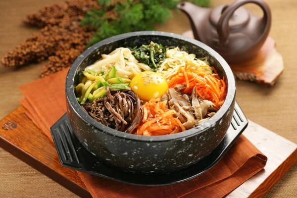 15. Ăn bibimbap ở Jeonju: Cơm trộn bibimbap thuộc danh sách những món ăn nổi bật đến từ xứ sở kim chi, kết hợp giữa rau, trứng rán, và sốt cay gochungjang. Bạn có thể dễ dàng tìm thấy một quán bán bibimbap ở mọi nơi ở Hàn Quốc. Thậm chí ở quê hương của món ăn, Jeonju, người ta còn tổ chức lễ hội bibimbap. Ảnh: Soulofkorea. 15. Ăn bibimbap ở Jeonju: Cơm trộn bibimbap thuộc danh sách những món ăn nổi bật đến từ xứ sở kim chi, kết hợp giữa rau, trứng rán, và sốt cay gochungjang. Bạn có thể dễ dàng tìm thấy một quán bán bibimbap ở mọi nơi ở Hàn Quốc. Thậm chí ở quê hương của món ăn, Jeonju, người ta còn tổ chức lễ hội bibimbap. Ảnh: Soulofkorea.