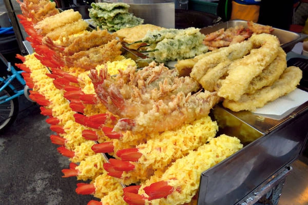16. Uống soju, ăn twigim, và hát noraebang: Dường như ai ở Hàn Quốc cũng biết cách biến một buổi tối bình thường thành niềm vui bên bạn bè. Công thức đôi khi chỉ đơn giản là ăn, nhậu, và hát noraebang (hát karaoke ở Hàn) đến khi khản giọng. Có vị như vodka loại nhẹ, rượu soju rất phù hợp để kết hợp cùng nhiều món ăn, như nhậu cùng twigim (món chiên bột), tteokbokki (bánh gạo cay). Ảnh: Phillip Tang. 16. Uống soju, ăn twigim, và hát noraebang: Dường như ai ở Hàn Quốc cũng biết cách biến một buổi tối bình thường thành niềm vui bên bạn bè. Công thức đôi khi chỉ đơn giản là ăn, nhậu, và hát noraebang (hát karaoke ở Hàn) đến khi khản giọng. Có vị như vodka loại nhẹ, rượu soju rất phù hợp để kết hợp cùng nhiều món ăn, như nhậu cùng twigim (món chiên bột), tteokbokki (bánh gạo cay). Ảnh: Phillip Tang.