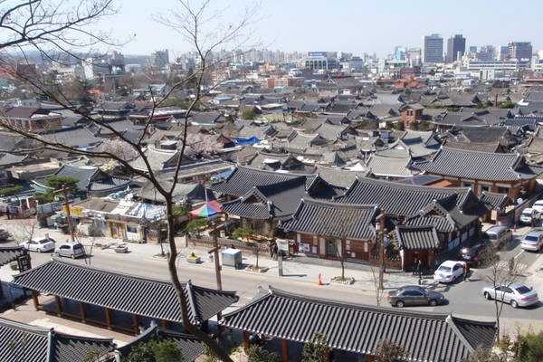 19. Làng Hanok (Jeonju): Hãy tới đây nếu bạn muốn lùi về quá khứ, ngắm một Hàn Quốc trước thời đại công nghệ và nhà máy hiện đại. Làng có hơn 800 ngôi nhà xây theo phong cách Hanok truyền thống. Ảnh: Kimcheeguesthouse. 19. Làng Hanok (Jeonju): Hãy tới đây nếu bạn muốn lùi về quá khứ, ngắm một Hàn Quốc trước thời đại công nghệ và nhà máy hiện đại. Làng có hơn 800 ngôi nhà xây theo phong cách Hanok truyền thống. Ảnh: Kimcheeguesthouse.