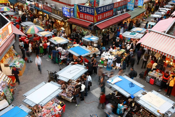 2. Lượn chợ Namdaemun và chợ Dongdaemun: Thay vì hòa vào dòng người đổ xô shopping ở các trung tâm mua sắm hiện đại, bạn chắc chắn sẽ muốn có trải nghiệm đáng nhớ hơn ở những khu chợ truyền thống nổi tiếng Seoul như chợ Namdaemun và Dongdaemun. Cả hai đều là nơi tập trung mặt hàng phong phú, từ đồ lưu niệm, đồ quần áo trang sức, trung tâm mua sắm và ẩm thực đường phố. Trước đây, Namdaemun là chợ ngày, còn Dongdaemun là chợ đêm. Nhưng thời gian gần đây, hai khu chợ đều có lịch mở cửa linh hoạt hơn. Ảnh: Tkmarket. 2. Lượn chợ Namdaemun và chợ Dongdaemun: Thay vì hòa vào dòng người đổ xô shopping ở các trung tâm mua sắm hiện đại, bạn chắc chắn sẽ muốn có trải nghiệm đáng nhớ hơn ở những khu chợ truyền thống nổi tiếng Seoul như chợ Namdaemun và Dongdaemun. Cả hai đều là nơi tập trung mặt hàng phong phú, từ đồ lưu niệm, đồ quần áo trang sức, trung tâm mua sắm và ẩm thực đường phố. Trước đây, Namdaemun là chợ ngày, còn Dongdaemun là chợ đêm. Nhưng thời gian gần đây, hai khu chợ đều có lịch mở cửa linh hoạt hơn. Ảnh: Tkmarket.