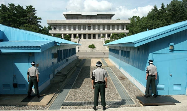 6. Thăm khu phi quân sự DMZ: Bạn chưa thể tính là đã đến Hàn Quốc nếu không ghé qua khu vực biên giới DMZ phân chia Hàn Quốc và Triều Tiên. Đường biên giới được canh phòng chặt chẽ thường xuyên là tâm điểm chú ý của thế giới. Một chuyến đặt chân tới khu vực an ninh căng thẳng này chắc chắn là trải nghiệm khó quên trong đời. Bạn nên chọn loại tour cho phép tham quan Phòng Xanh nổi tiếng, thuộc Khu vực An ninh chung (JSA). Phòng Xanh là nơi diễn ra các hoạt động gặp gỡ ngoại giao, đàm phán, nơi có sự xuất hiện của cả lính Hàn Quốc lẫn Triều Tiên. Đặt chân vào Phòng Xanh, bạn có thể coi là đang cùng lúc đứng ở Hàn Quốc và Triều Tiên. Mỗi năm, khu JSA đón khoảng 100.000 du khách. Ảnh: Globaljuggler. 20-diem-an-choi-khong-biet6. Thăm khu phi quân sự DMZ: Bạn chưa thể tính là đã đến Hàn Quốc nếu không ghé qua khu vực biên giới DMZ phân chia Hàn Quốc và Triều Tiên. Đường biên giới được canh phòng chặt chẽ thường xuyên là tâm điểm chú ý của thế giới. Một chuyến đặt chân tới khu vực an ninh căng thẳng này chắc chắn là trải nghiệm khó quên trong đời. Bạn nên chọn loại tour cho phép tham quan Phòng Xanh nổi tiếng, thuộc Khu vực An ninh chung (JSA). Phòng Xanh là nơi diễn ra các hoạt động gặp gỡ ngoại giao, đàm phán, nơi có sự xuất hiện của cả lính Hàn Quốc lẫn Triều Tiên. Đặt chân vào Phòng Xanh, bạn có thể coi là đang cùng lúc đứng ở Hàn Quốc và Triều Tiên. Mỗi năm, khu JSA đón khoảng 100.000 du khách. Ảnh: Globaljuggler.-chan-o-han-quoc-ivivu-6