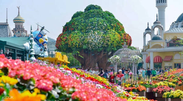 7. Lotte World và Everland: Hai công viên giải trí khổng lồ là địa điểm vui chơi đáng để ghé thăm ở Seoul. Dù chọn Lotte World - công viên giải trí trong nhà lớn nhất thế giới - hay Everland nơi tập trung các hoạt động ngoài trời cảm giác mạnh, bạn đều sẽ tìm thấy trò vui cho cả trẻ con lẫn người lớn. Lotte World là khu phức hợp có công viên, trung tâm mua sắm, khách sạn sang trọng, bảo tàng, địa điểm giải trí... Trong khi đó, Everland mang màu sắc Disney, cách Seoul khoảng 30 - 60 phút đi xe. Người đam mê cảm giác mạnh nên thử sức với T-Express - tàu lượn siêu tốc cao thứ 4 thế giới, và xếp top 10 về tốc độ. Ảnh: Klook. 7. Lotte World và Everland: Hai công viên giải trí khổng lồ là địa điểm vui chơi đáng để ghé thăm ở Seoul. Dù chọn Lotte World - công viên giải trí trong nhà lớn nhất thế giới - hay Everland nơi tập trung các hoạt động ngoài trời cảm giác mạnh, bạn đều sẽ tìm thấy trò vui cho cả trẻ con lẫn người lớn. Lotte World là khu phức hợp có công viên, trung tâm mua sắm, khách sạn sang trọng, bảo tàng, địa điểm giải trí... Trong khi đó, Everland mang màu sắc Disney, cách Seoul khoảng 30 - 60 phút đi xe. Người đam mê cảm giác mạnh nên thử sức với T-Express - tàu lượn siêu tốc cao thứ 4 thế giới, và xếp top 10 về tốc độ. Ảnh: Klook.