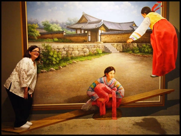 8. Khám phá một Seoul độc lạ: Thủ đô Hàn Quốc không chỉ có cung điện và công viên, mà còn sở hữu vô số điểm mới mẻ để bạn tiêu tốn thời gian, như ghé tiệm Racoon (Cafe Gấu mèo), nhâm nhi cafe và chơi đùa với chú gấu mèo đáng yêu, hay tới bảo tàng Cú, nơi bạn có thể ngắm những tác phẩm nghệ thuật lấy chủ đề từ cú. Seoul Trick Eye Museum (Bảo tàng Đánh lừa Thị giác Seoul) có thể là lựa chọn thú vị để trải qua một chiều mưa, ghi lại những bức ảnh hài hước cùng bạn bè. Ảnh: Blogspot. 8. Khám phá một Seoul độc lạ: Thủ đô Hàn Quốc không chỉ có cung điện và công viên, mà còn sở hữu vô số điểm mới mẻ để bạn tiêu tốn thời gian, như ghé tiệm Racoon (Cafe Gấu mèo), nhâm nhi cafe và chơi đùa với chú gấu mèo đáng yêu, hay tới bảo tàng Cú, nơi bạn có thể ngắm những tác phẩm nghệ thuật lấy chủ đề từ cú. Seoul Trick Eye Museum (Bảo tàng Đánh lừa Thị giác Seoul) có thể là lựa chọn thú vị để trải qua một chiều mưa, ghi lại những bức ảnh hài hước cùng bạn bè. Ảnh: Blogspot.