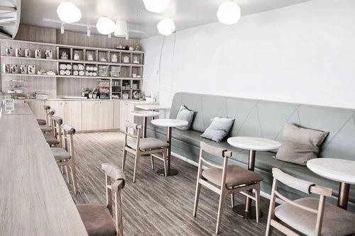 Shugaa Cafe: Một quán cà phê hay cũng có thể gọi là quầy đồ tráng miệng, từ cái tên đã thấy ngọt ngào. Với nội thất gỗ cùng tông màu pastel, quán thu hút các tín đồ check-in. Dù là quầy đồ tráng miệng nhưng bạn cũng sẽ không lo đói bụng khi quán có phục vụ cả các món mặn. Ngoài ra, đây cũng là thiên đường cho các tín đồ bánh đường.