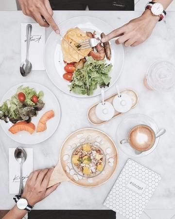 Nhà hàng Kay's Boutique Breakfast: Khởi đầu ngày mới với bữa sáng tràn đầy năng lượng trong không gian trắng sáng, nép mình trong ngõ phố nhỏ yên tĩnh luôn là một ý tưởng tốt. Bạn có thể lựa chọn buffet gồm một món mặn, một món ngọt và một tách trà hay cà phê, hoặc danh sách các món ăn do bếp trưởng chuẩn bị.