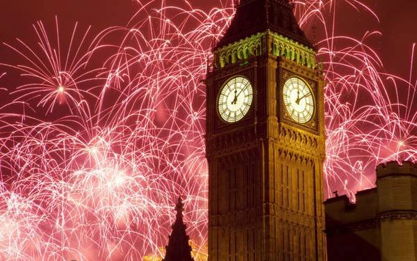 Hình ảnh của Tháp Big Ben được chiếu sáng bởi ánh sáng từ pháo hoa và trình diễn ánh sáng xung quanh thật tuyệt vời, tuy nhiên những niềm vui không dừng ở đó. Pháo hoa nổ trên sông Thames và London Eye rực sáng trong tiếng nhạc nước sôi động Hình ảnh của Tháp Big Ben được chiếu sáng bởi ánh sáng từ pháo hoa và trình diễn ánh sáng xung quanh thật tuyệt vời, tuy nhiên những niềm vui không dừng ở đó. Pháo hoa nổ trên sông Thames và London Eye rực sáng trong tiếng nhạc nước sôi động