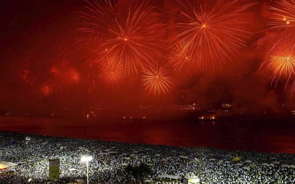 Năm mới diễn ra vào đúng thời điểm Brazil vào hè, vì thế bãi biển Copacabana chính là nơi bạn cần đến. Năm mới diễn ra vào đúng thời điểm Brazil vào hè, vì thế bãi biển Copacabana chính là nơi bạn cần đến.