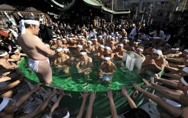 Vào thời khắc giao thừa, chuông lớn ở đền Phật giáo ở Tokyo sẽ rung đúng 108 lần, đó là dấu hiệu cho biết sự chuyển giao từ năm cũ sang năm mới Vào thời khắc giao thừa, chuông lớn ở đền Phật giáo ở Tokyo sẽ rung đúng 108 lần, đó là dấu hiệu cho biết sự chuyển giao từ năm cũ sang năm mới