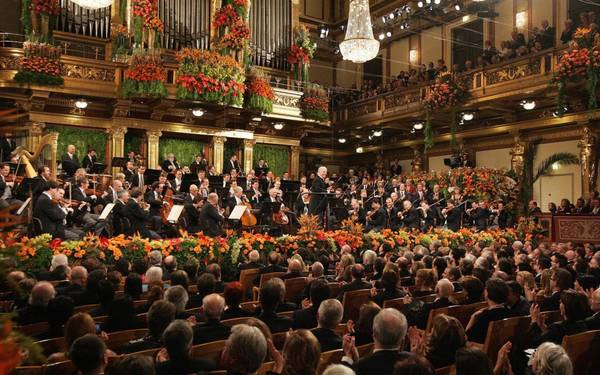 Ở Vienna, người dân không tràn ra đường đón Giáng sinh mà thường tham gia các buổi vũ hội. Vũ hội ấn tượng nhất ở Vienna được tổ chức tại cung điện Hofburg, với các màn trình diễn ballet, giao hưởng, khiêu vũ… Ở Vienna, người dân không tràn ra đường đón Giáng sinh mà thường tham gia các buổi vũ hội. Vũ hội ấn tượng nhất ở Vienna được tổ chức tại cung điện Hofburg, với các màn trình diễn ballet, giao hưởng, khiêu vũ…