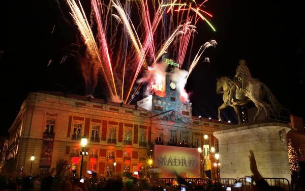 Người dân ở thủ đô Madrid thường đón năm mới tại quảng trường Puerta del Sol Người dân ở thủ đô Madrid thường đón năm mới tại quảng trường Puerta del Sol