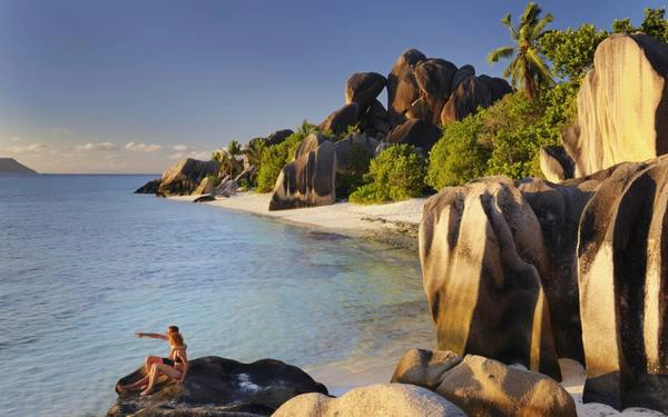 Quần đảo Seychelles gồm 115 hòn đảo lớn nhỏ nằm ngoài khơi bờ biển phía Đông của châu Phi, phía Bắc Madagascar, là điểm đến du lịch nổi tiếng. Quần đảo Seychelles gồm 115 hòn đảo lớn nhỏ nằm ngoài khơi bờ biển phía Đông của châu Phi, phía Bắc Madagascar, là điểm đến du lịch nổi tiếng.