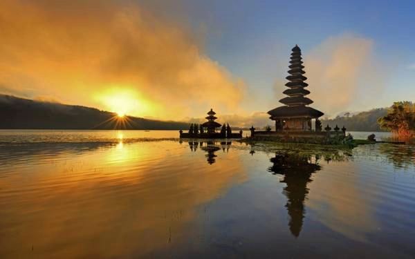 Bali thu hút du khách từ khắp nơi trên thế giới không chỉ bởi phong cảnh đẹp như tranh vẽ, mà còn bởi nền văn hóa truyền thống độc đáo. Nơi đây là điểm đến được nhiều cặp uyên ương yêu thích bởi khung cảnh lãng mạn, nhẹ nhàng và cuốn hút. Bali thu hút du khách từ khắp nơi trên thế giới không chỉ bởi phong cảnh đẹp như tranh vẽ, mà còn bởi nền văn hóa truyền thống độc đáo. Nơi đây là điểm đến được nhiều cặp uyên ương yêu thích bởi khung cảnh lãng mạn, nhẹ nhàng và cuốn hút.