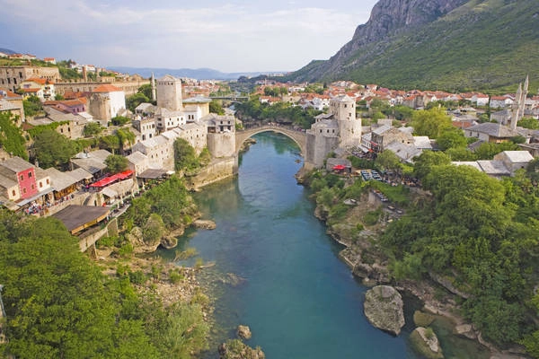 Nằm trên sông Neretva Huadu, thị trấn Mostar được coi là viên ngọc quý của đất nước Bosnia & Herzegovina. Old Bridge - cây cầu cổ được người Ottoman xây dựng vào thế kỷ XVI tại Mostar, là một trong những nét đặc trưng dễ nhận biết nhất của Bosnia & Herzegovina. Nằm trên sông Neretva Huadu, thị trấn Mostar được coi là viên ngọc quý của đất nước Bosnia & Herzegovina. Old Bridge - cây cầu cổ được người Ottoman xây dựng vào thế kỷ XVI tại Mostar, là một trong những nét đặc trưng dễ nhận biết nhất của Bosnia & Herzegovina.